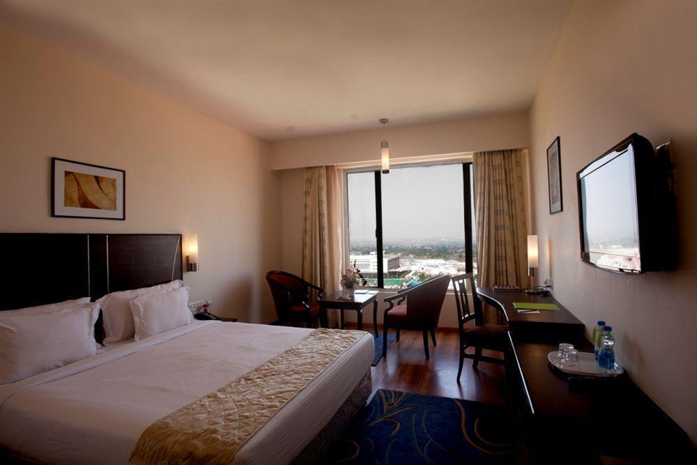 Hotel Leonia Holistic Destination Shamirpet Esterno foto